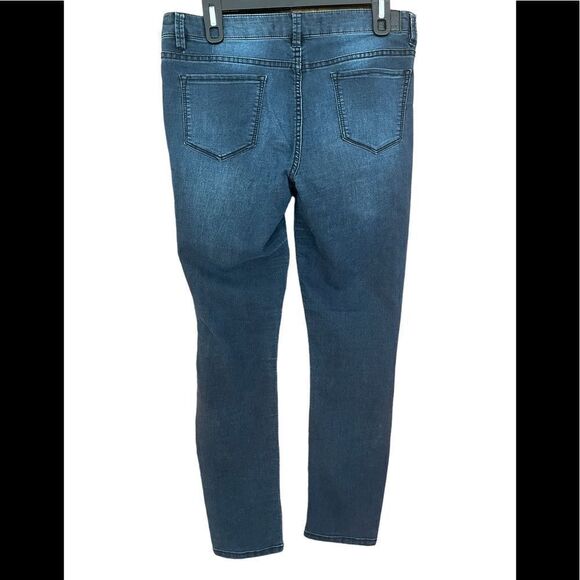 HARPER 5 pocket style Skinny Jeans, size 28. - Picture 2 of 6